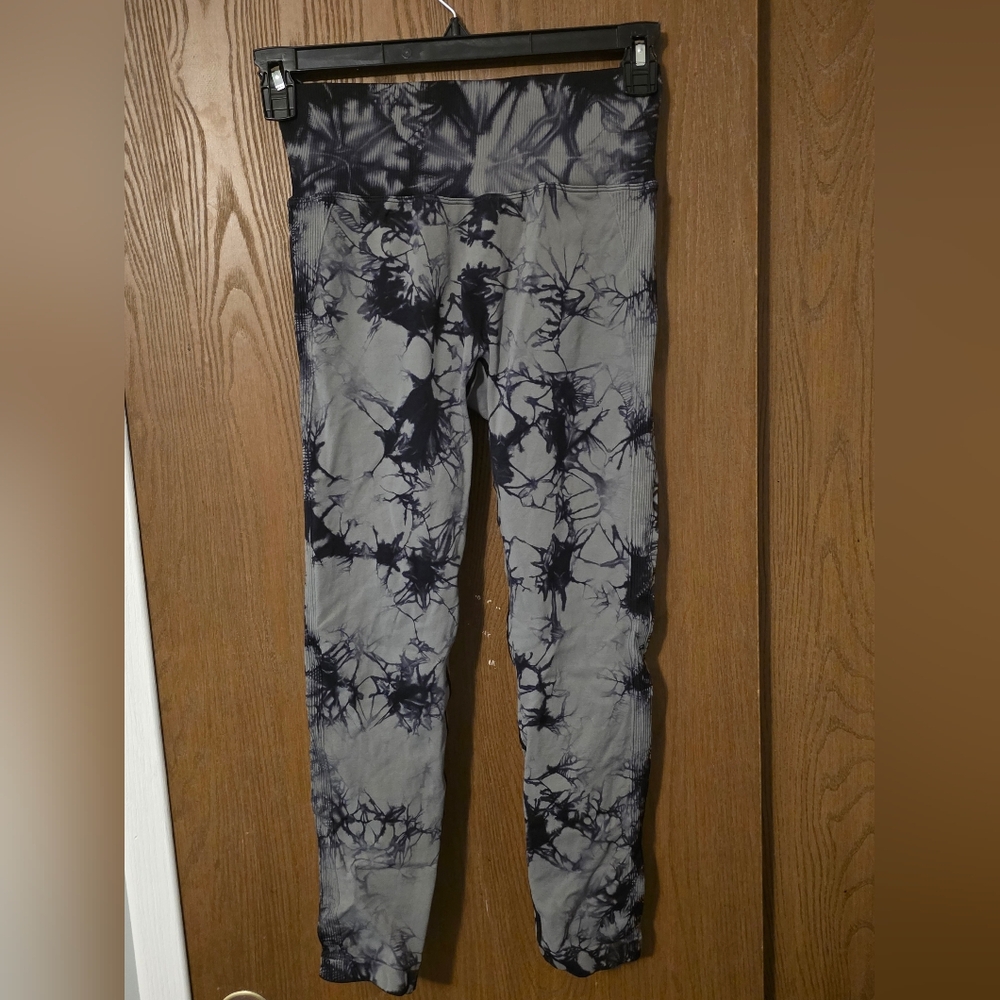 Tie-Dye Leggings in Black and Gray
